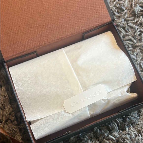 NWT Coach 1941 Turnlock Card Case Tea Rose Studs Black Glovetanned Leather - Picture 4 of 12